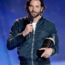 Bradley Cooper con su premio de los MTV Movie Awards 2013