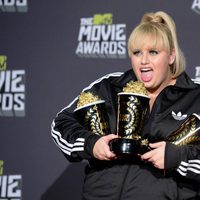 Rebel Wilson rodeada de premios en los MTV Movie Awards 2013