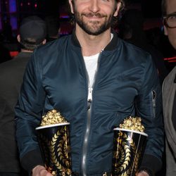 Bradley Cooper posa con sus premios de los MTV Movie Awards 2013