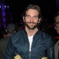 Bradley Cooper posa con sus premios de los MTV Movie Awards 2013