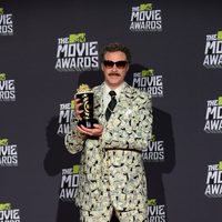 Will Ferrell posa con su premio de los MTV Movie Awards 2013