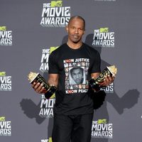 Jamie Foxx posa con su premio de los MTV Movie Awards 2013