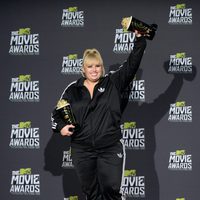 Rebel Wilson posa con sus premios de los MTV Movie Awards 2013