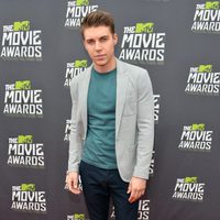 Nolan Funk en la alfombra roja de los MTV Movie Awards 2013