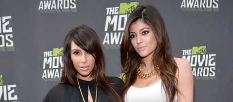 Kim Kardashian y Kylie Jenner en la alfombra roja de los MTV Movie Awards 2013