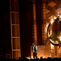 Liam Hemsworth junto al logo de 'En llamas' en los MTV Movie Awards 2013