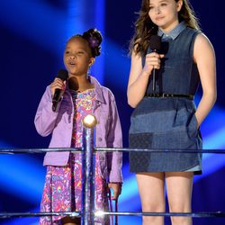 Quvenzhané Wallis y Chloë Grace Moretz en la gala de los MTV Movie Awards 2013