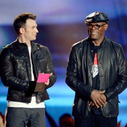 Chris Evans y Samuel L. Jackson en la gala de los MTV Movie Awards 2013