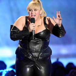 Rebel Wilson de cuero en la gala de los MTV Movie Awards 2013