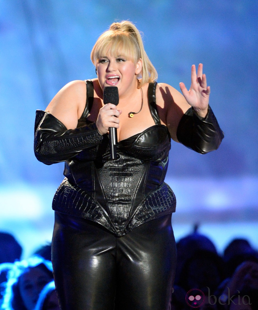 Rebel Wilson de cuero en la gala de los MTV Movie Awards 2013