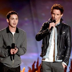 Logan Lerman y Eddie Redmayne en la gala de los MTV Movie Awards 2013