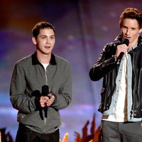 Logan Lerman y Eddie Redmayne en la gala de los MTV Movie Awards 2013