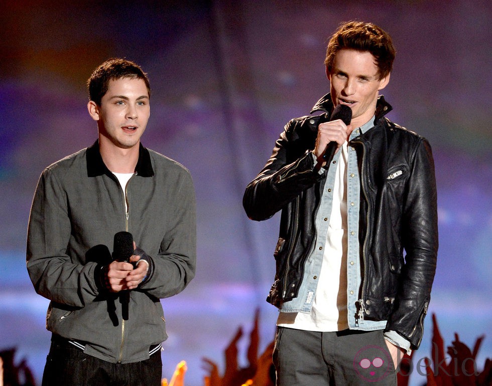 Logan Lerman y Eddie Redmayne en la gala de los MTV Movie Awards 2013