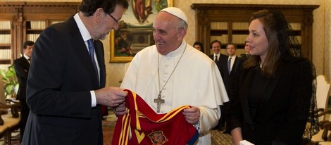 Mariano Rajoy regala una camiseta de 'La Roja' al Papa Francisco