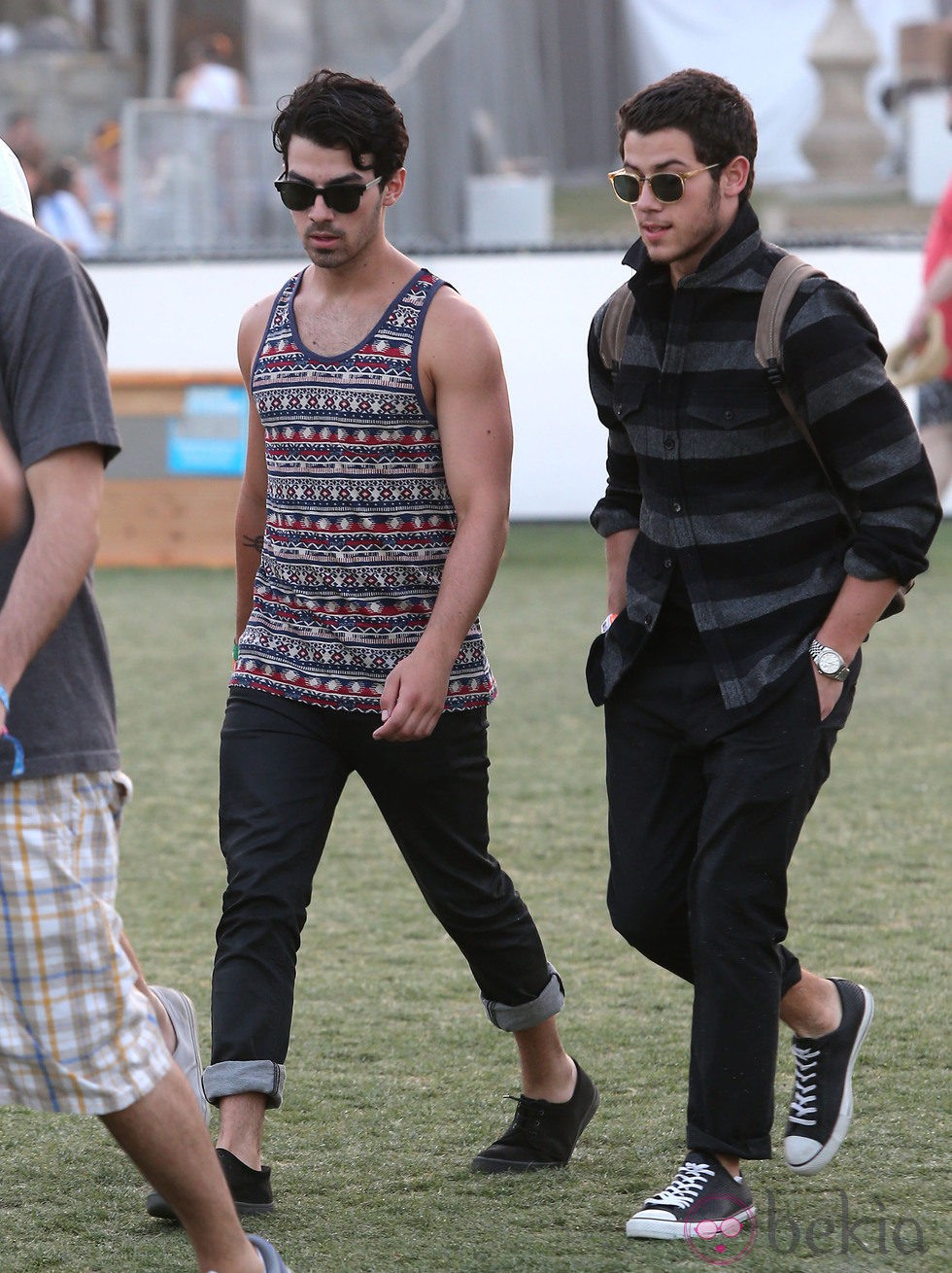 Joe y Nick Jonas en el Festival de Coachella 2013