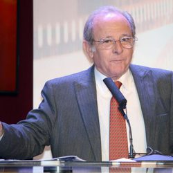 Emilio Gutiérrez Caba recogiendo su galardón de los Premios Sant Jordi 2013