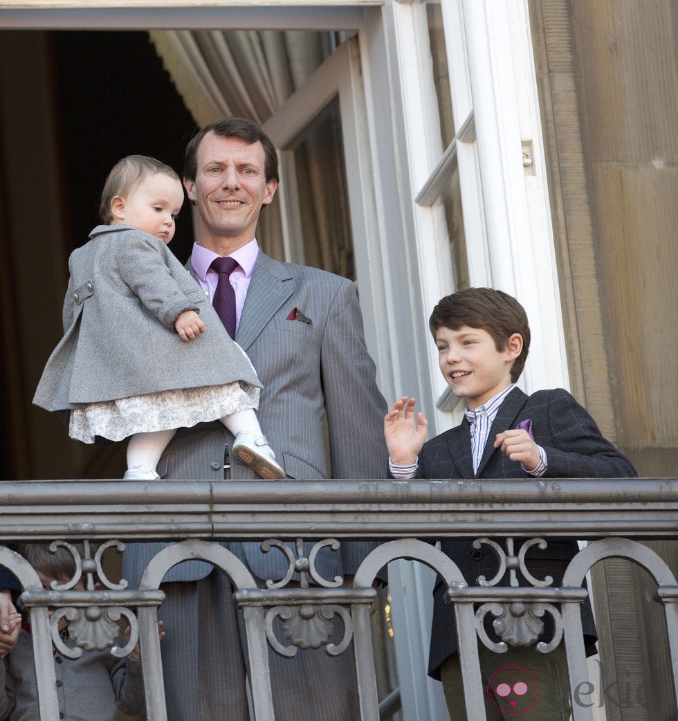 Joaquín, Athena y Félix de Dinamarca en el 73 cumpleaños de la Reina Margarita