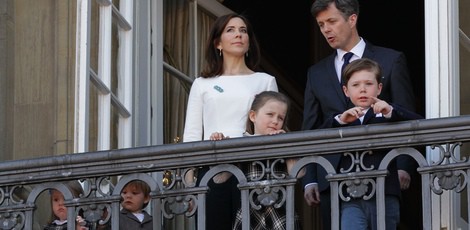 Federico y Mary de Dinamarca con sus hijos en el 73 cumpleaños de la Reina Margarita