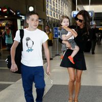 Victoria Beckham en el aeropuerto de Los Ángeles con Harper Seven y Brooklyn