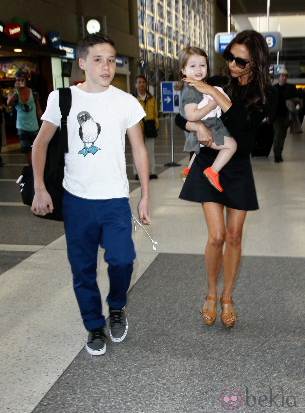 Victoria Beckham en el aeropuerto de Los Ángeles con Harper Seven y Brooklyn