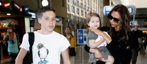 Victoria Beckham en el aeropuerto de Los Ángeles con Harper Seven y Brooklyn