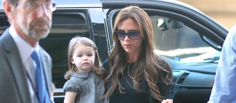 Victoria Beckham con Harper Seven en el aeropuerto de Los Ángeles