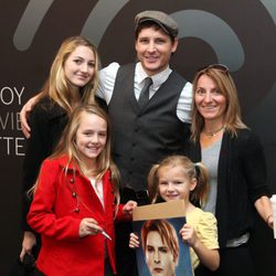 Peter Facinelli posa con sus tres hijas Luca, Lola y Fiona