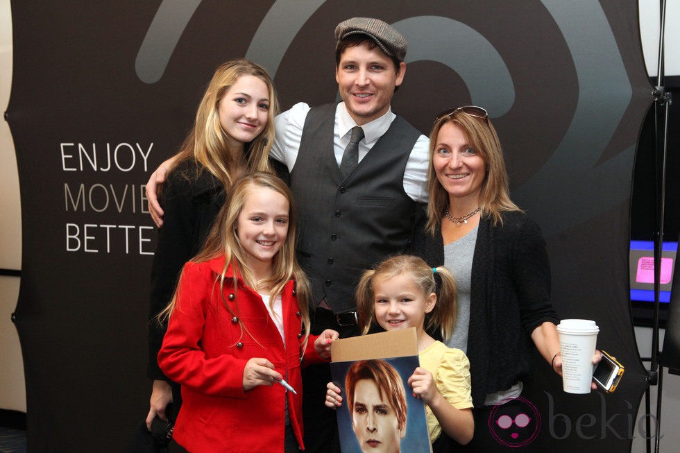 Peter Facinelli posa con sus tres hijas Luca, Lola y Fiona