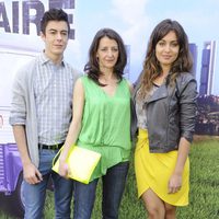 Goizalde Núñez, Hiba Abouk y Víctor Palmero en el estreno de la segunda temporada de 'Con el culo al aire'