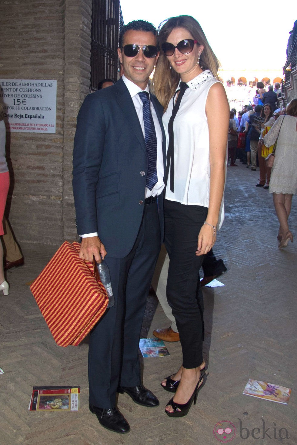 Víctor Puerto y Noelia Margoton en una corrida de toros de la Feria de Abril 2013