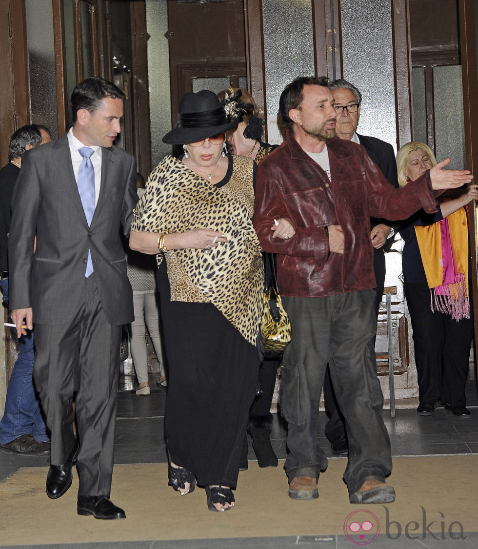 Marujita Díaz y José Manuel Parada en el funeral de Sara Montiel