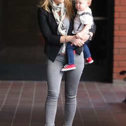 Hilary Duff con su hijo Luca Comrie cogido en brazos