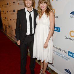 Eric Christian Olsen y Sarah Wright posando