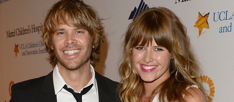 Eric Christian Olsen y Sarah Wright posando