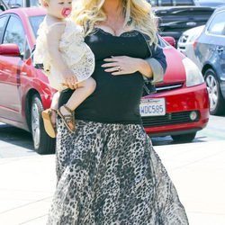 Jessica Simpson con Maxwell Drew en brazos en la recta final de su segundo embarazo