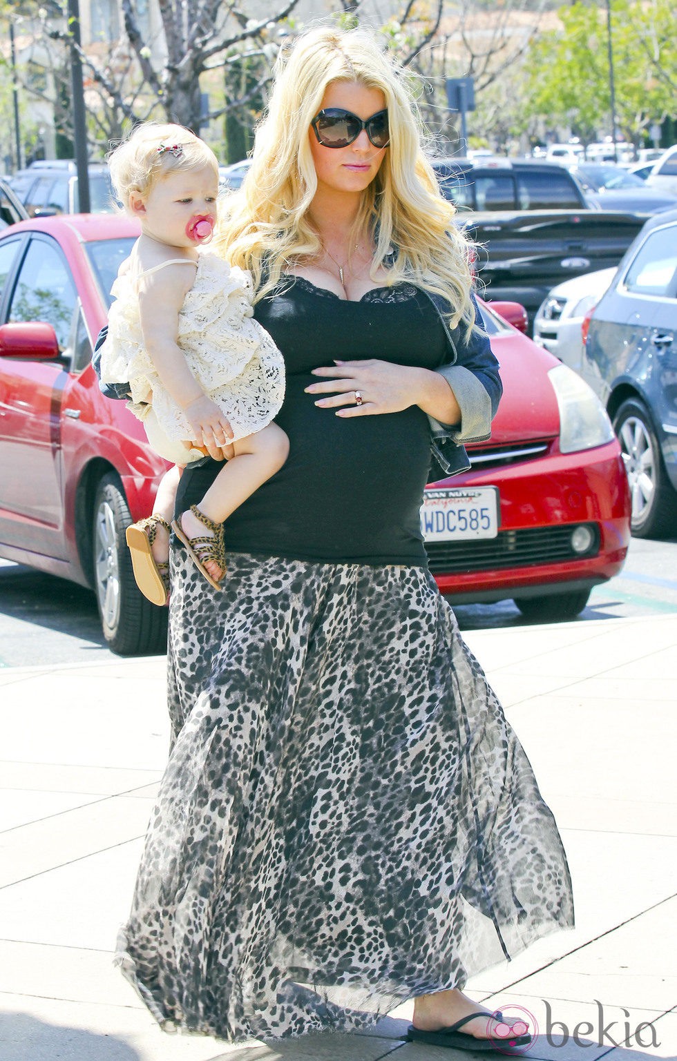 Jessica Simpson con Maxwell Drew en brazos en la recta final de su segundo embarazo