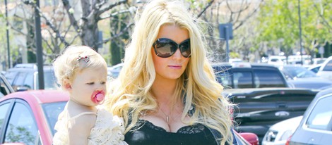 Jessica Simpson con Maxwell Drew en brazos en la recta final de su segundo embarazo