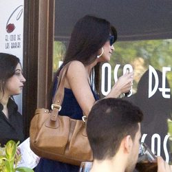 Sonia Ferrer saliendo del restaurante de Álvaro Muñoz Escassi