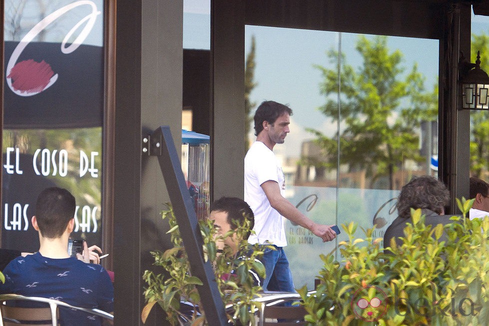 Álvaro Muñoz Escassi saliendo de su restaurante