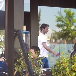 Álvaro Muñoz Escassi saliendo de su restaurante