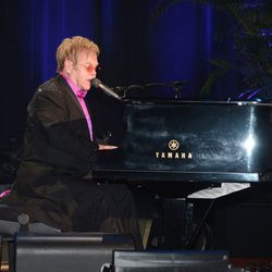 Elton John en una fiesta solidaria contra el cáncer de mama en Nueva York