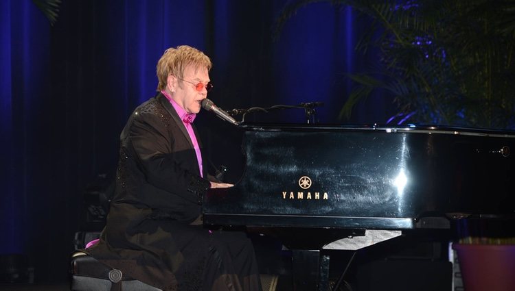 Elton John en una fiesta solidaria contra el cáncer de mama en Nueva York