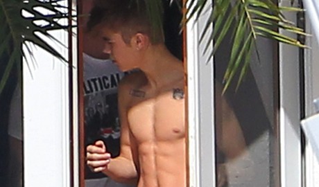 Justin Bieber sin camiseta en Miami