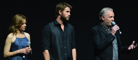 Elizabeth Banks, Liam Hemsworth y Francis Lawrence presentan 'Los Juegos del Hambre: En llamas' en la CinemaCon 2013