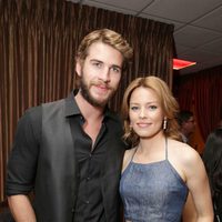 Liam Hemsworth y Elizabeth Banks posan para las cámaras en la presentación de 'Los juegos del Hambre: En llamas' en la CinemaCon 2013