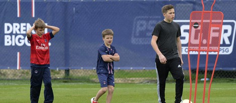 Brooklyn, Romeo y Cruz Beckham en un entrenamiento del Paris Saint Germain