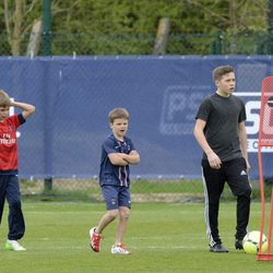 Brooklyn, Romeo y Cruz Beckham en un entrenamiento del Paris Saint Germain