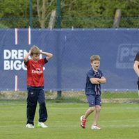 Brooklyn, Romeo y Cruz Beckham en un entrenamiento del Paris Saint Germain