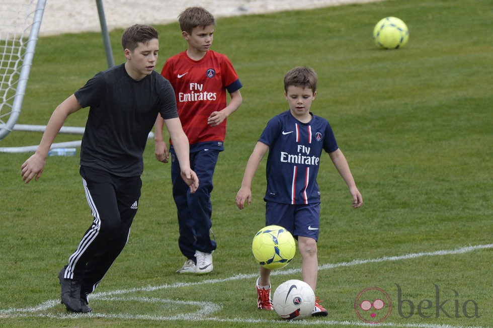 Brooklyn, Romeo y Cruz Beckham, unos auténticos futbolistas entrenando con el PSG