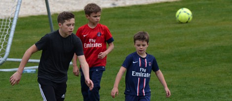 Brooklyn, Romeo y Cruz Beckham, unos auténticos futbolistas entrenando con el PSG